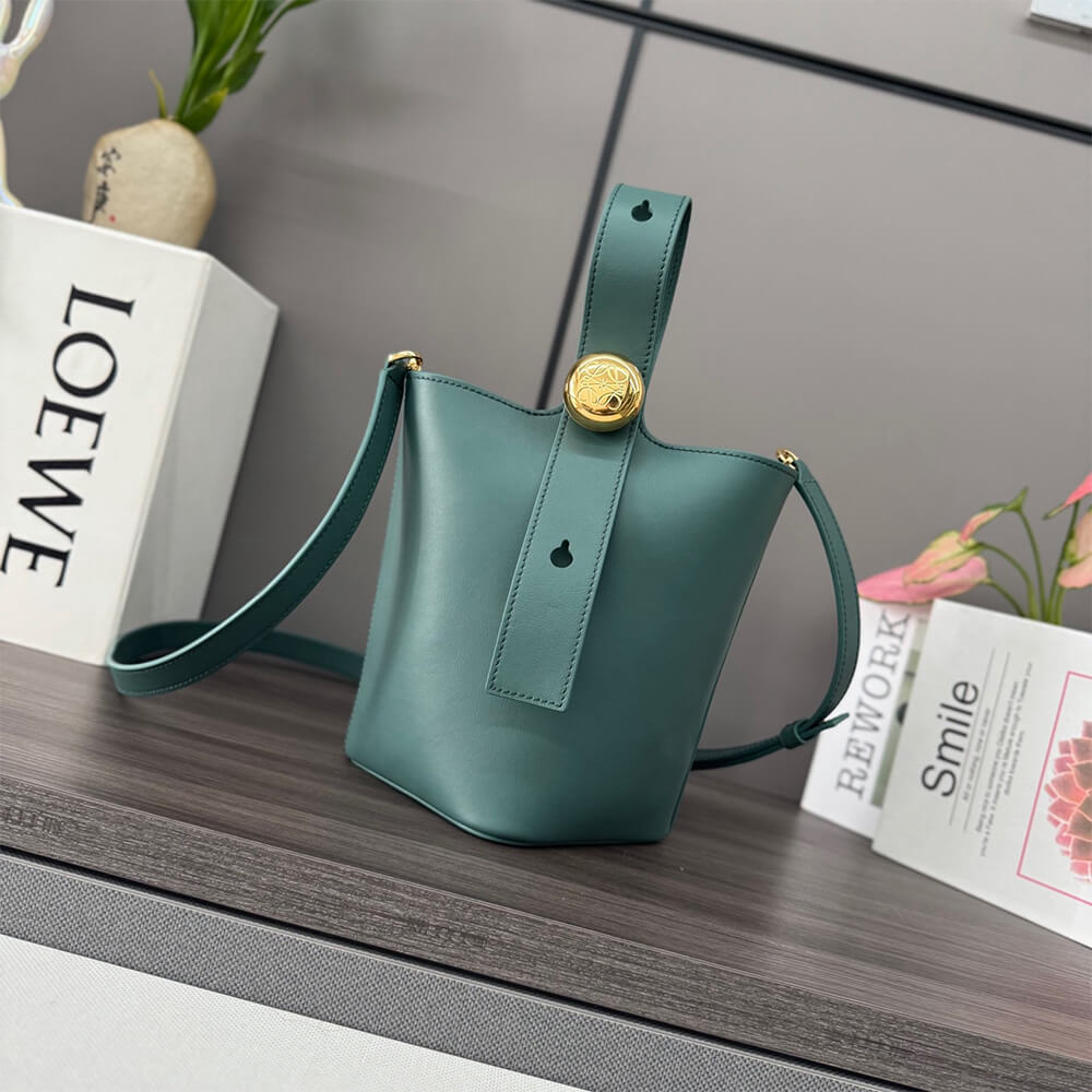 LOEWE Mini Pebble bucket in smooth calfskin(high-end grade)
